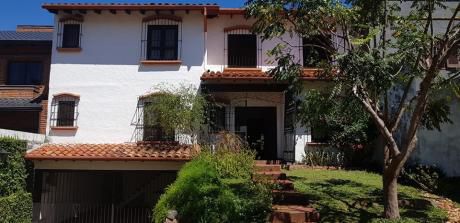 Residencia Con 4 Dormitorios Y Piscina En Mburucuya