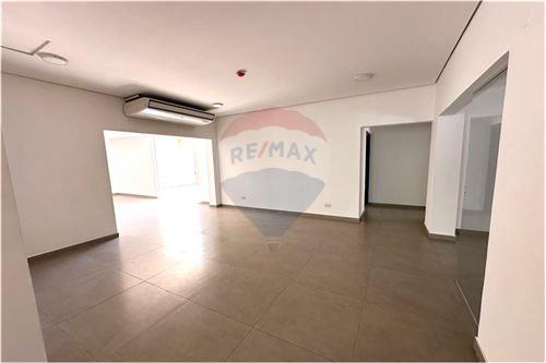 ALQUILO LOCAL COMERCIAL CON OFICINAS Y PATIO — foto 3