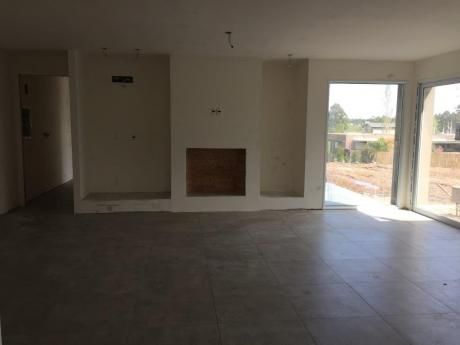 Excelente Casa En Altos De La Tahona. a Estrenar. Gran Terreno