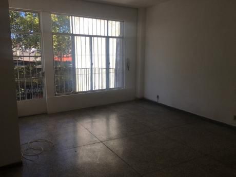 Al Frente Con Balcón. 2do Por Escalera. G.C Bajos!