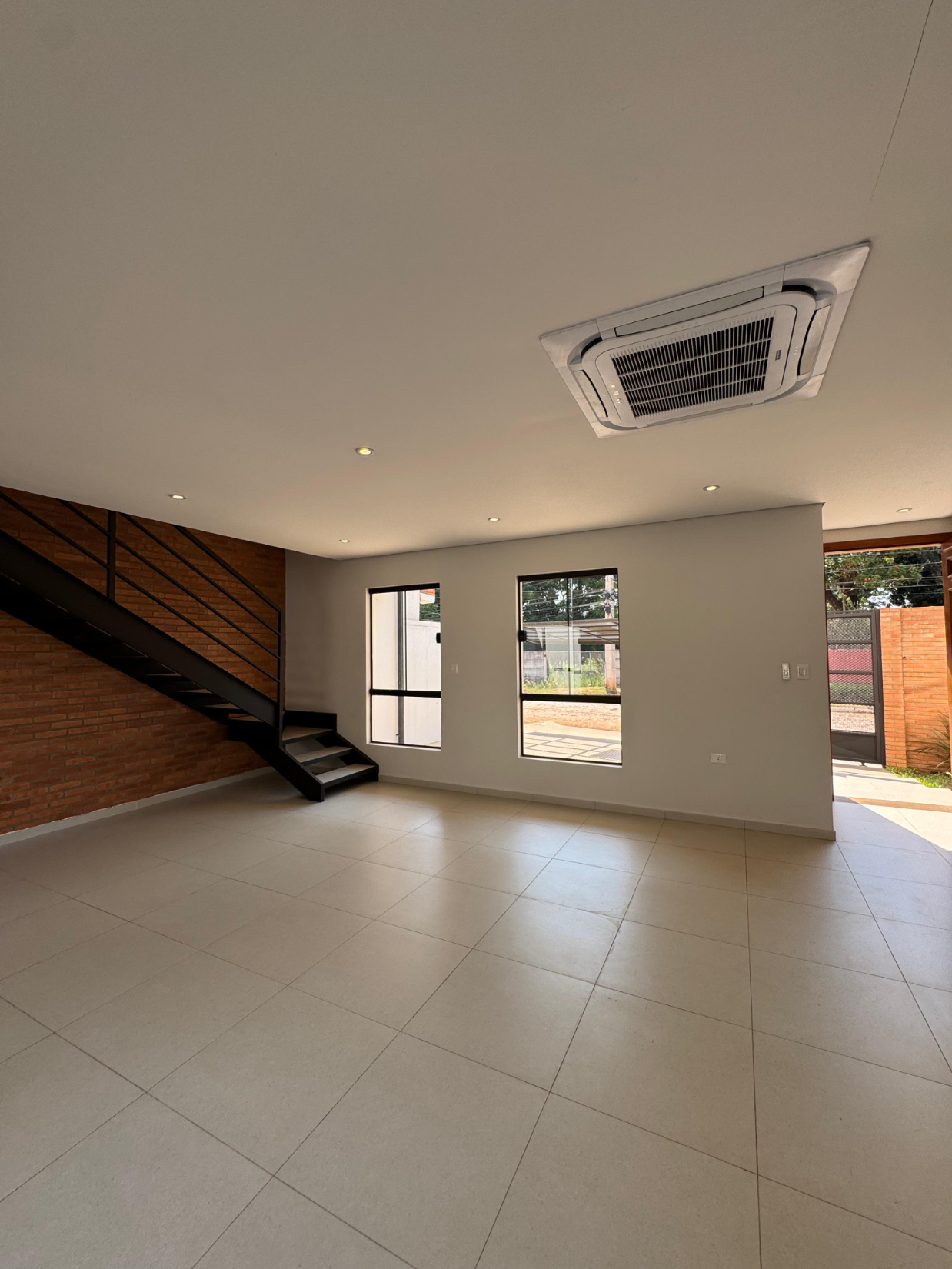 VENDO HERMOSO DÚPLEX A ESTREANAR EN LUQUE ZONA PLAZA MADERO — foto 3