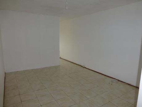 Oportunidad - Amplio Monoambiente Con Separaciónes En Centro