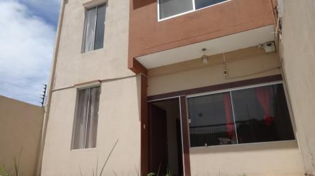 Linda Casa De 2 Pisos