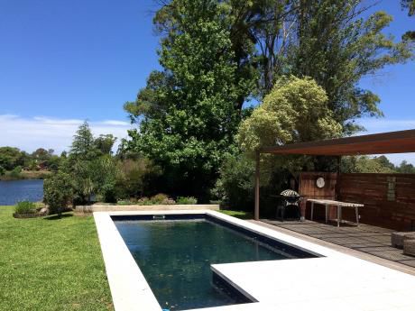 Casa En Venta En Parque Miramar Sobre El Lago Con Piscina 4 Dormitorios