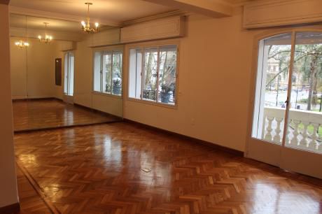 Señorial Piso Estilo Frances En El Centro De Montevideo