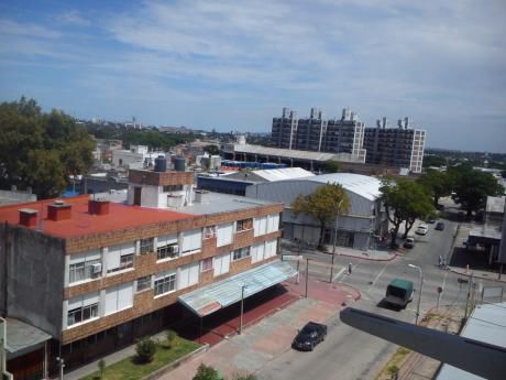 Al Fte, 6to Piso! Gastos Comunes Incluidos! Terraza Lavadero!