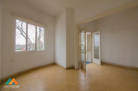 Muy Buen Apartamento Al Frente, Con Balcón, 2 Dormitorios, Soleado Y Ventilado