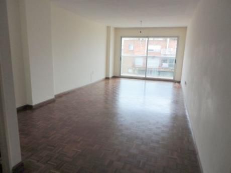 Apartamento En Alquiler De 3 Dorm Y Servicio Con Gge, Pocitos