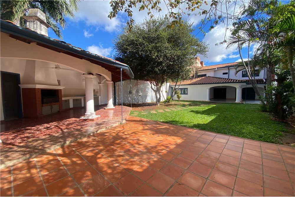 ALQUILO AMPLIA CASA- ZONA CASA RICA — foto 2