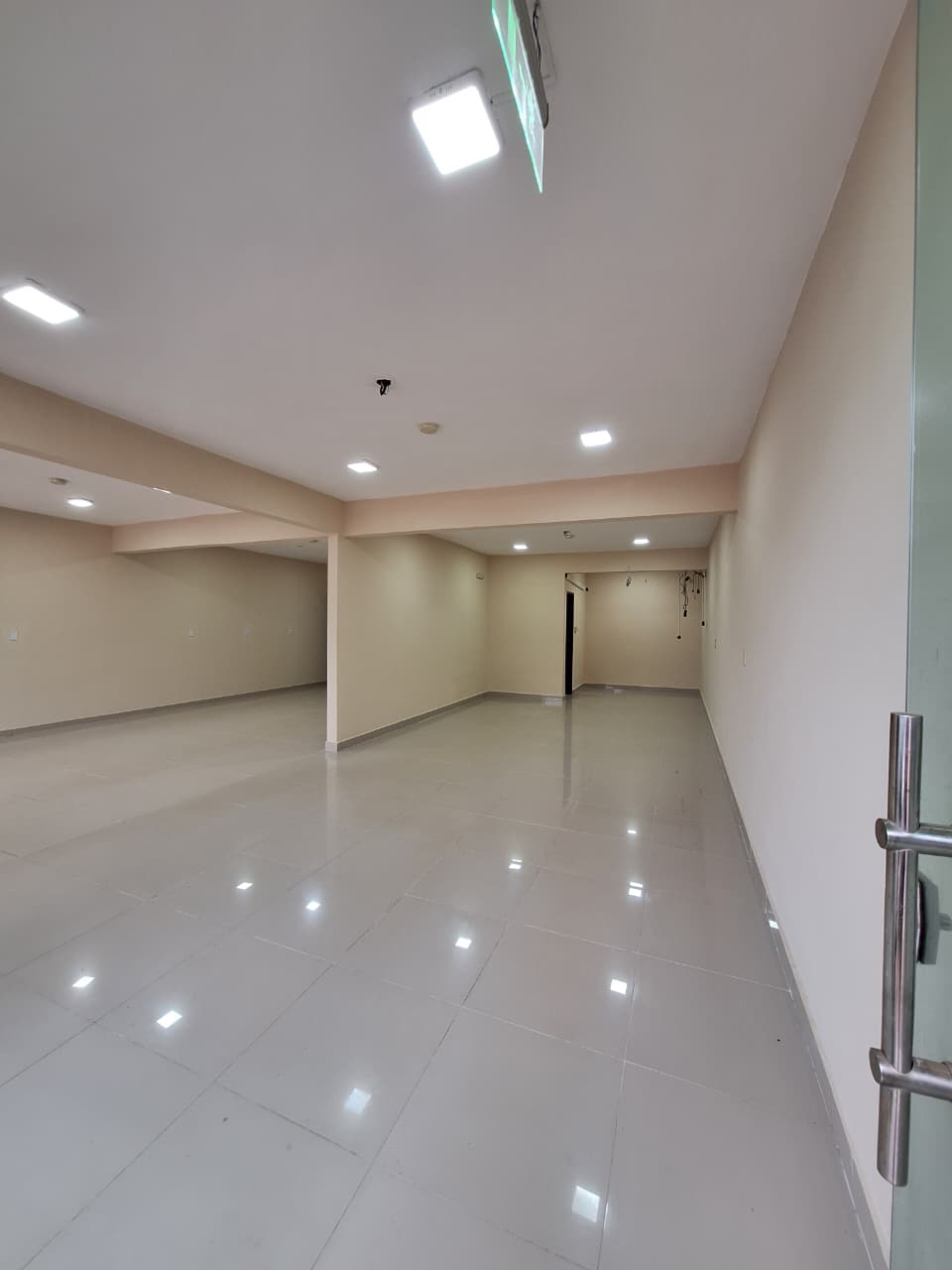 En Alquiler Salón Comercial De 102 M2 En Luque Mora Cue — foto 2