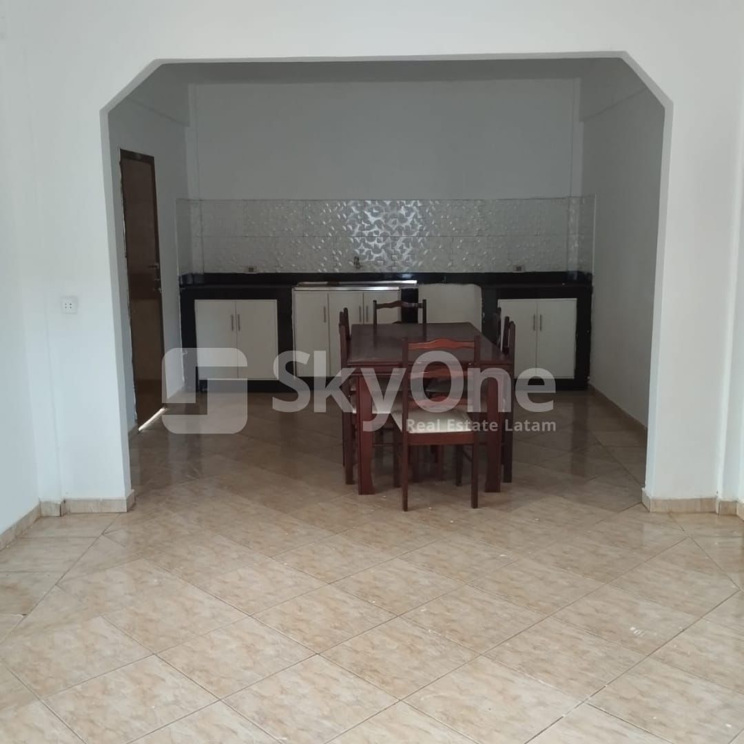 Se alquila amplia casa con hermoso patio! — foto 2