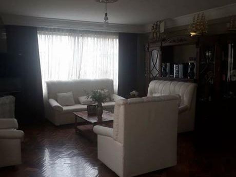 En Venta: Linda Casa De Tres Plantas, Soleada Y Amplia.