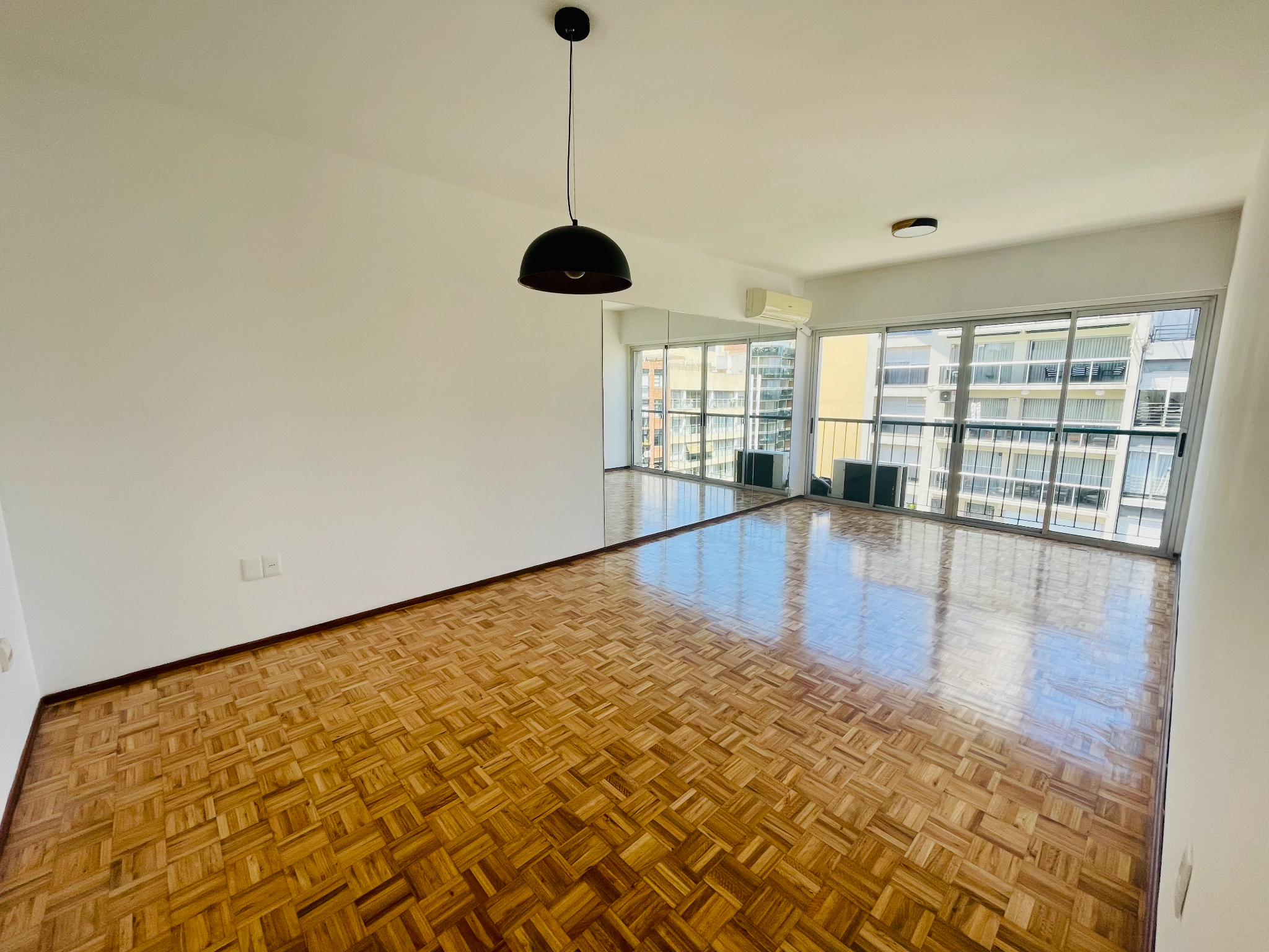 Alquiler Apartamento de 3 dormitorios y Garaje en Pocitos.