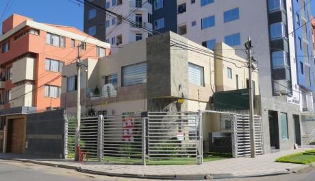 Casa En Cochabamba, Centrica Con Vivienda Y Tiendas