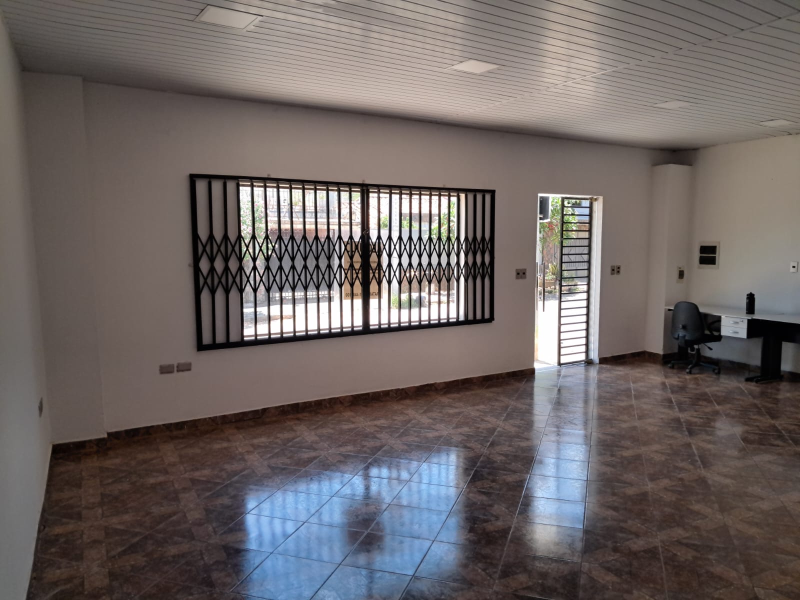 Alquilo Showroom con Depósito y oficinas en Villa Elisa. — foto 2