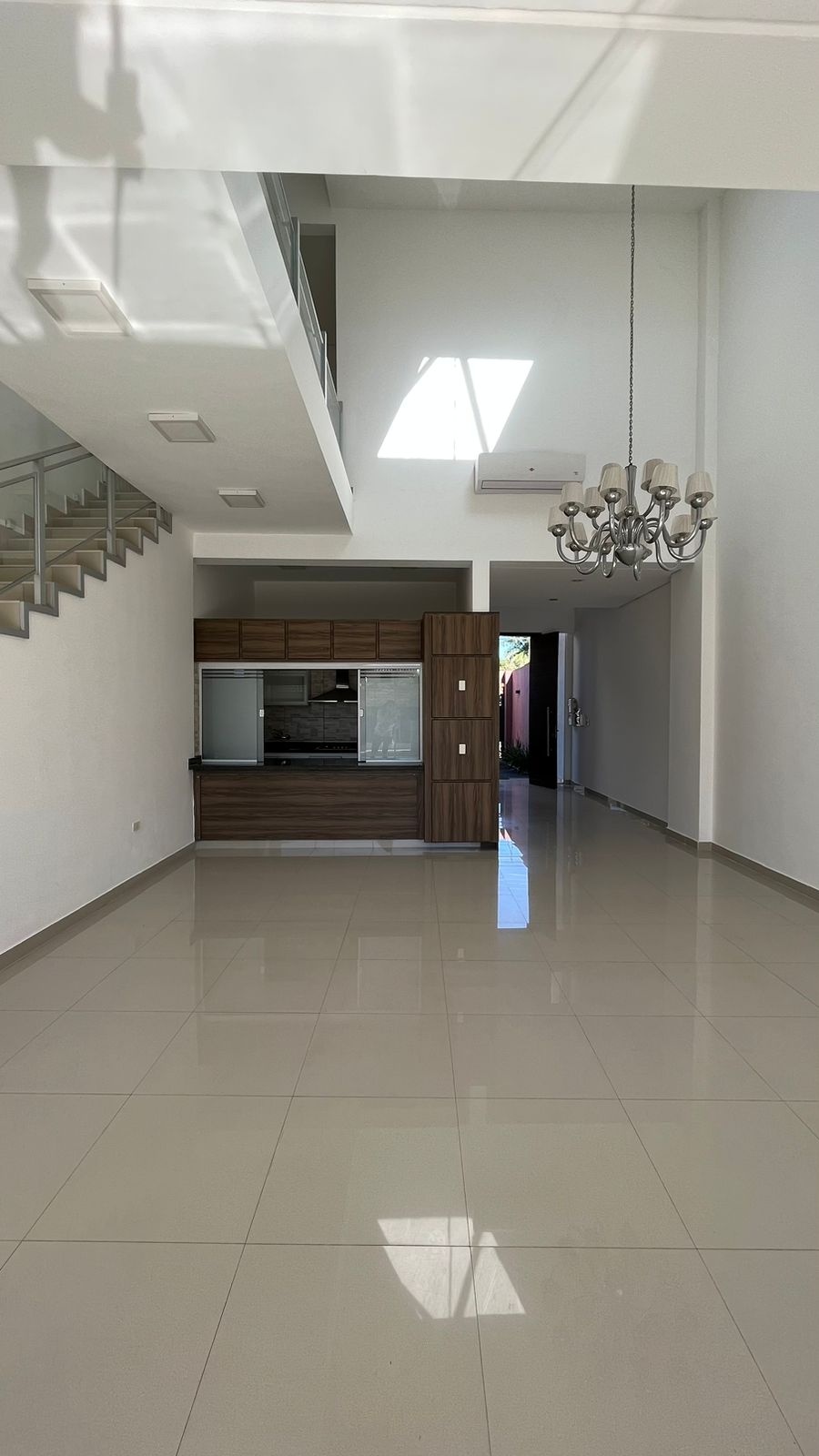 Alquilo Hermosa Casa Pareada en Ycua Sati — foto 3