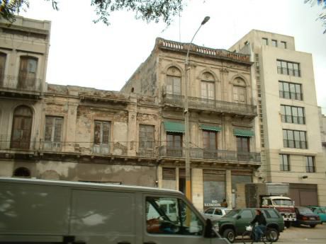 Edificio De 3 Pisos A Reciclar Sobre Rambla Portuaria