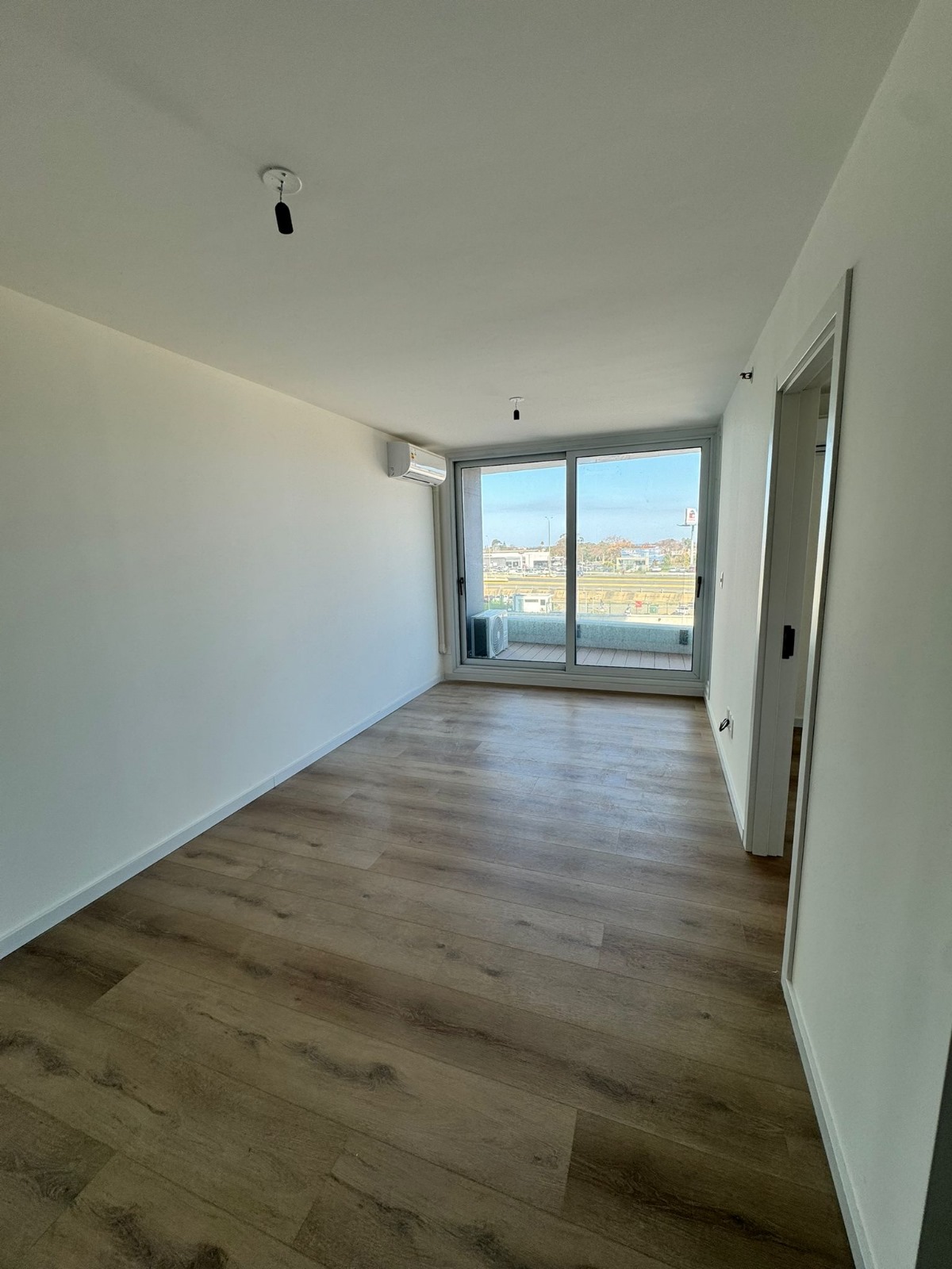 Excelente Apartamento En Alquiler, Carrasco. 1 Dormitorio.  Con Gge.
