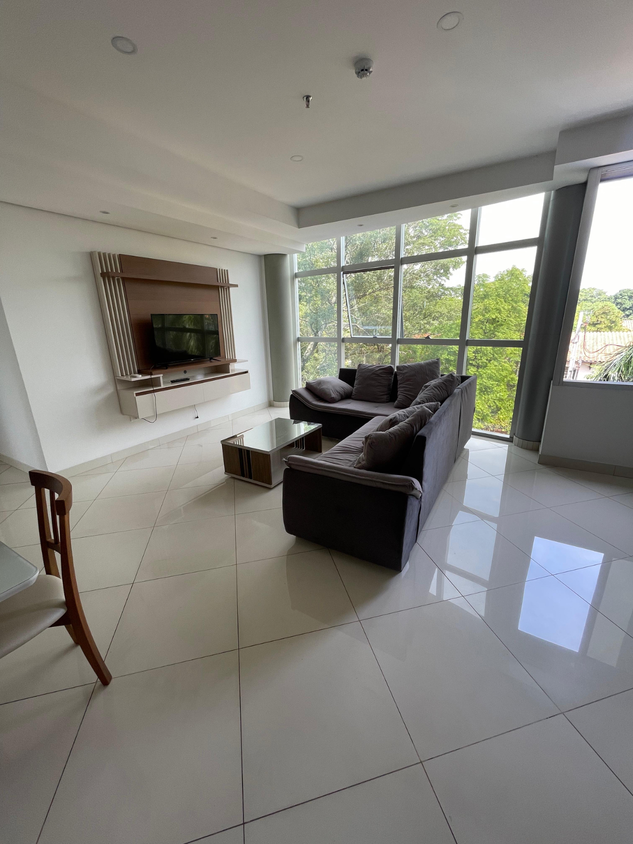 VILLAMORRA, EN ALQUILER DEPTO AMOBLADO DE 2 HABITACIONES EN SUITE, CON COCHERA — foto 2