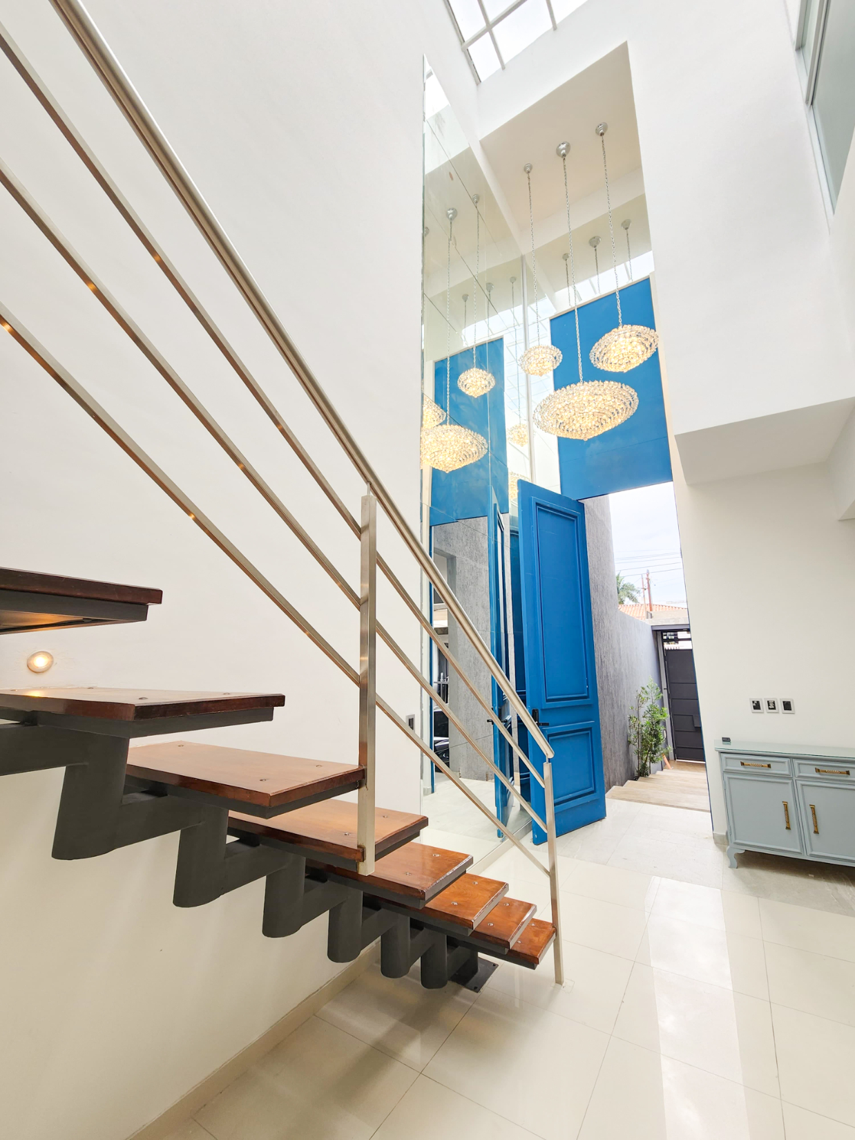 VENDO/ ALQUILO HERMOSA CASA MINIMALISTA EN YCUA SATÍ — foto 2