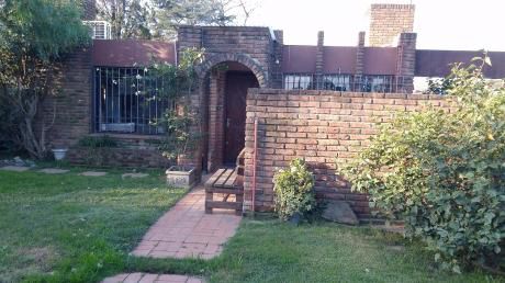 Excelente Propiedad, Amplio Jardín, Todos Los Servicios Cercanos