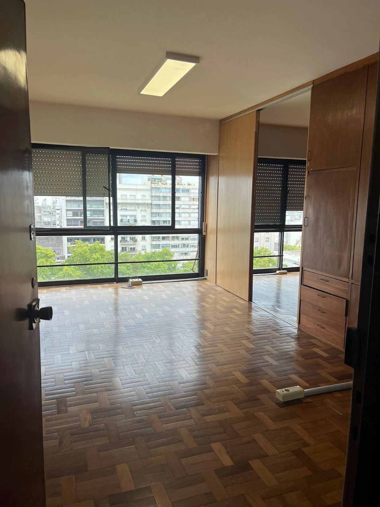 Frente A Plaza Del Entrevero. 1 Dormitorio A La Calle.