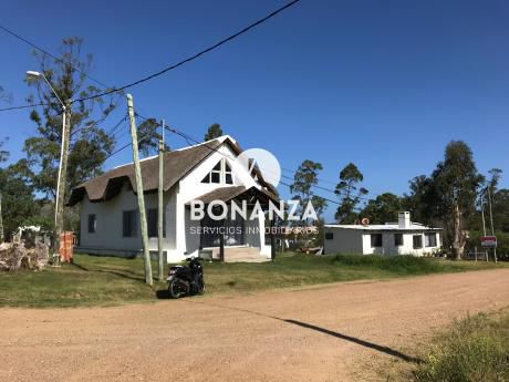 Casa En Venta, Piriápolis, 2 Propiedades En Un Mismo Padrón