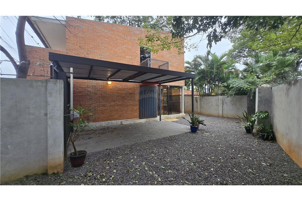 MODERNO DÚPLEX AMOBLADO DE 2 DORMITORIOS EN ZONA JARDÍN DE ORO LOMA MERLO — foto 2