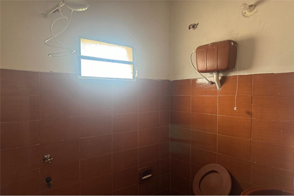 Casa en Esquina de 2 Dormitorios en Dr José Falcón a Pasos de la Ruta Principal — foto 3