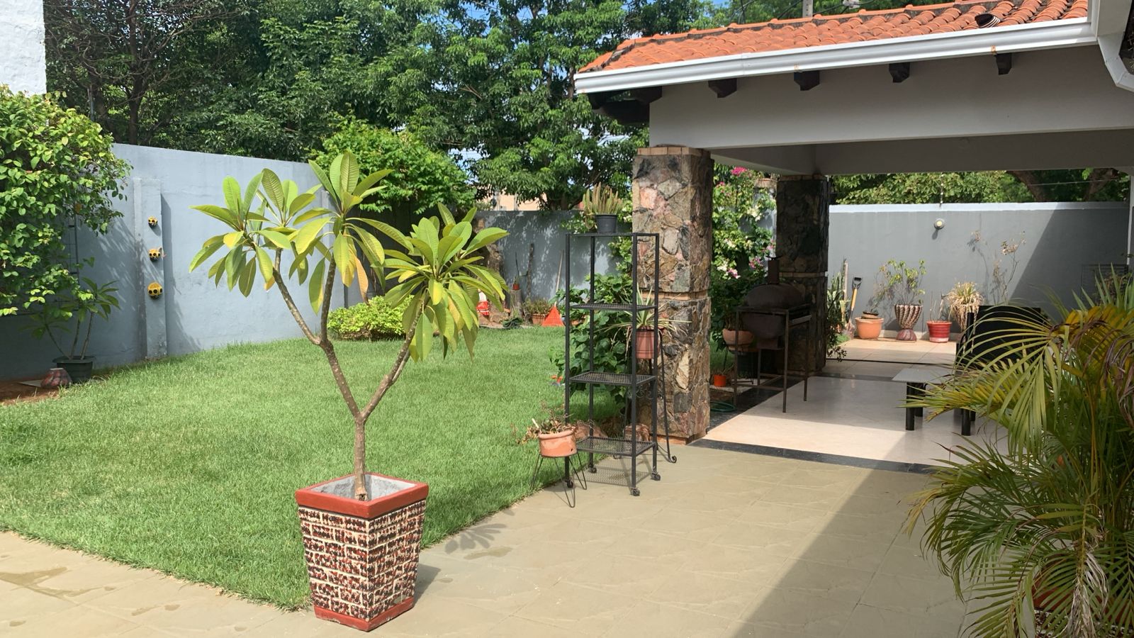 Exclusiva Casa en Alquiler en Lambaré: Ubicación Estratégica sobre Carretera López. — foto 3