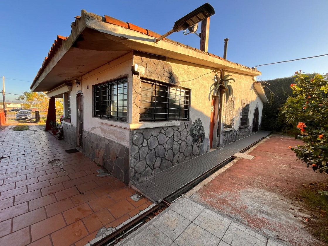 Buena casa sobre Ruta 8 a mts del centro de Punta de Rieles