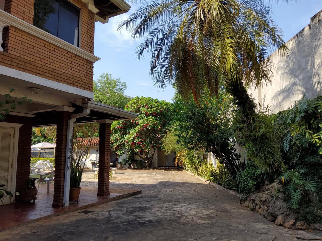 Vendo Amplia Y Cómoda Residencia En Asunción, Barrio Mariscal Estigarribia — foto 3