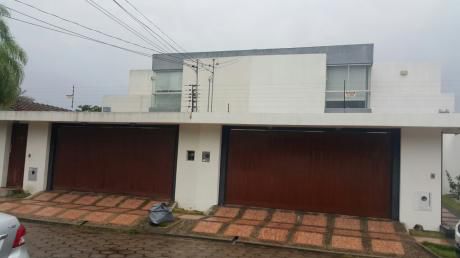 Casa En Venta En Urbari Con 3 Cuartos, 3 Baños $us 330.000 Equipada!