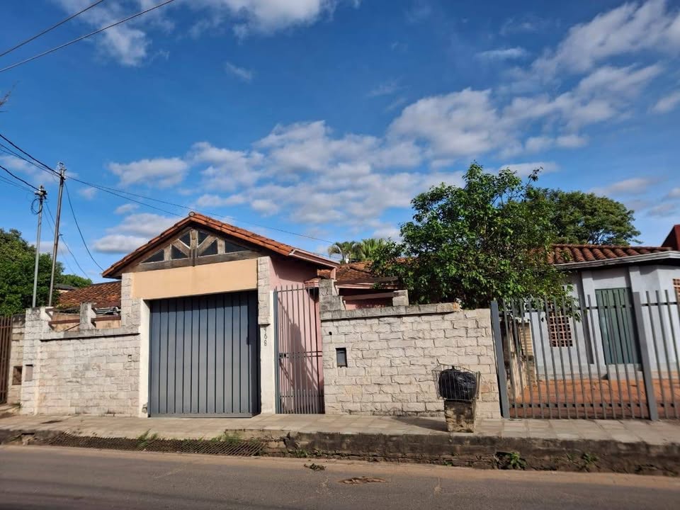 En Venta amplia Casa De 3 Dormitorios En Barrio Palma Loma De Luque — Foto 1