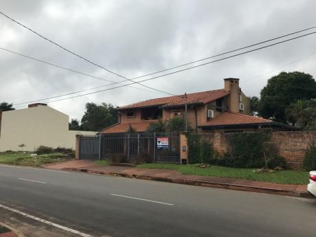 Amplia Residencia En Barrio Villa Adela, Luque