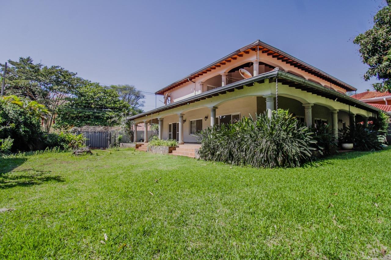 En venta residencia en barrio mcal Estigarribia con 1.500 m2 de terreno — foto 3
