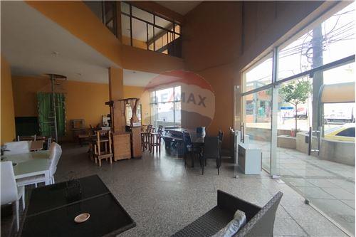 EN ALQUILER AMPLIO SALON COMERCIAL EN ESQUINA — foto 3