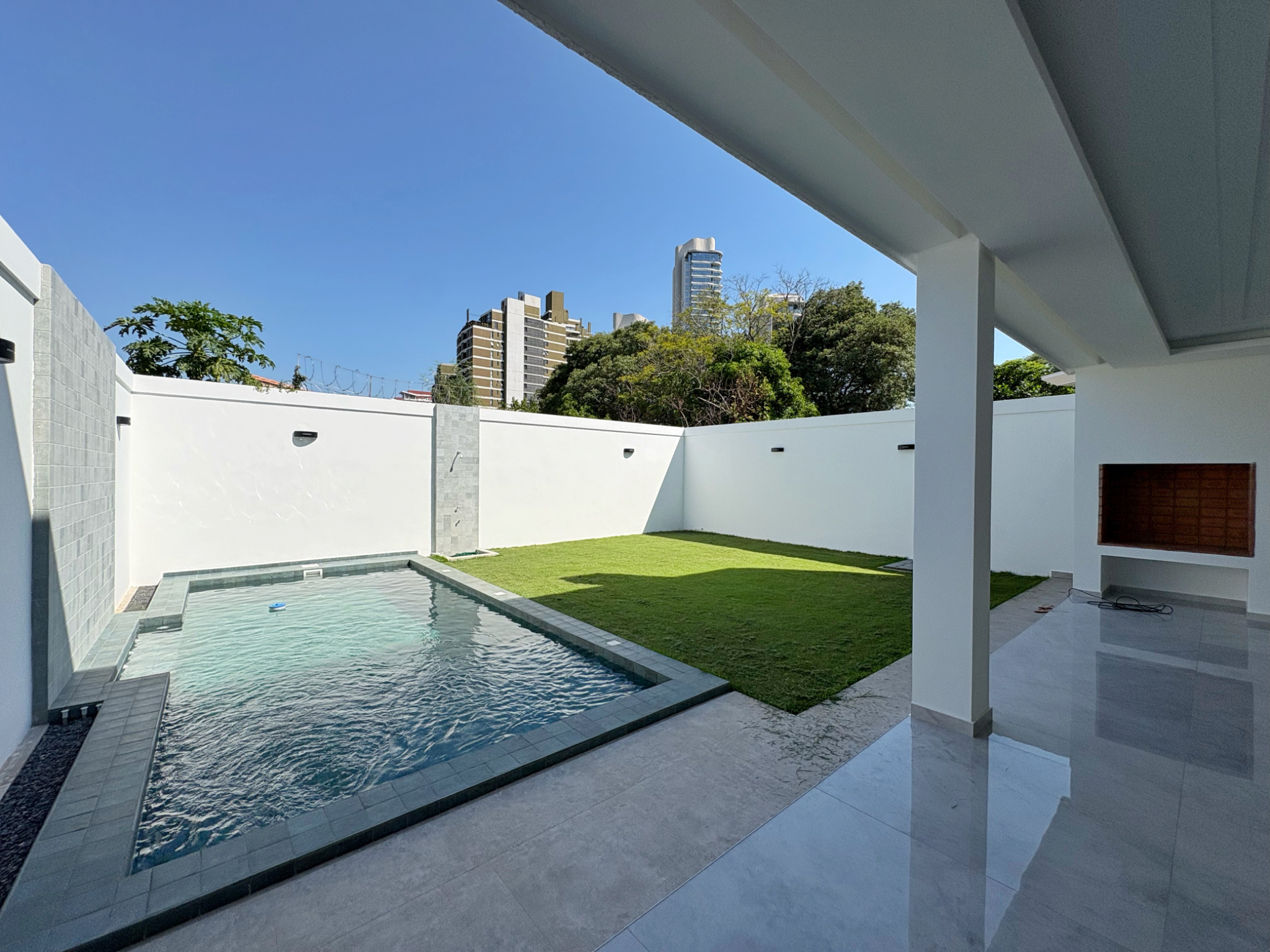 RESIDENCIA MINIMALISTA A ESTRENAR CON 5 SUITES — foto 3