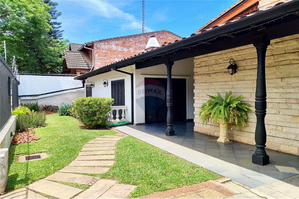 Vendo Amplia Casa en Asuncion Bº Manora a 3 cuadras del colegio Americano — foto 3