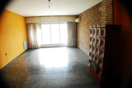Apartamento 1er Piso Por Escalera Muy Amplio Sobre Bv.batlle Y Ordoñez