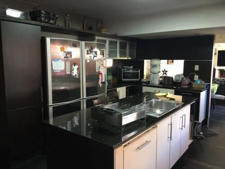 Venta Casa Pocitos 4 Dormitorios, 3 Baños, Garaje Y Fondo