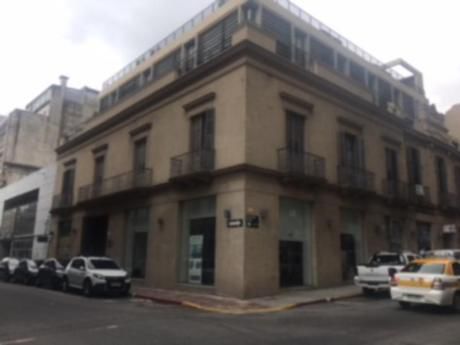 Oficina En Ciudad Vieja Al Frente Con Vigilancia