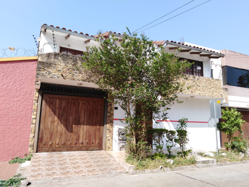 Casa En Venta Entre 2do. Y 3er. Anillo De La Av. Busch