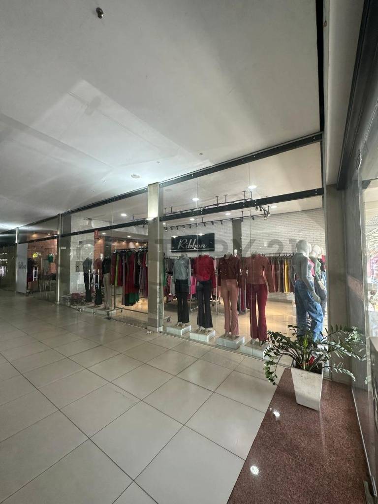 ALQUILO SALÓN COMERCIAL EN GALERÍA ZONA MERCADO 4 — foto 3