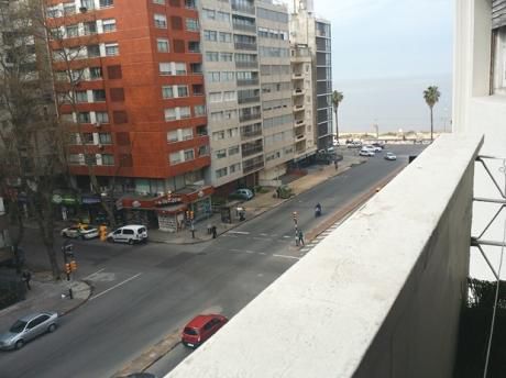A Pasos De La Rambla - Ambientes Amplios Y Balcón