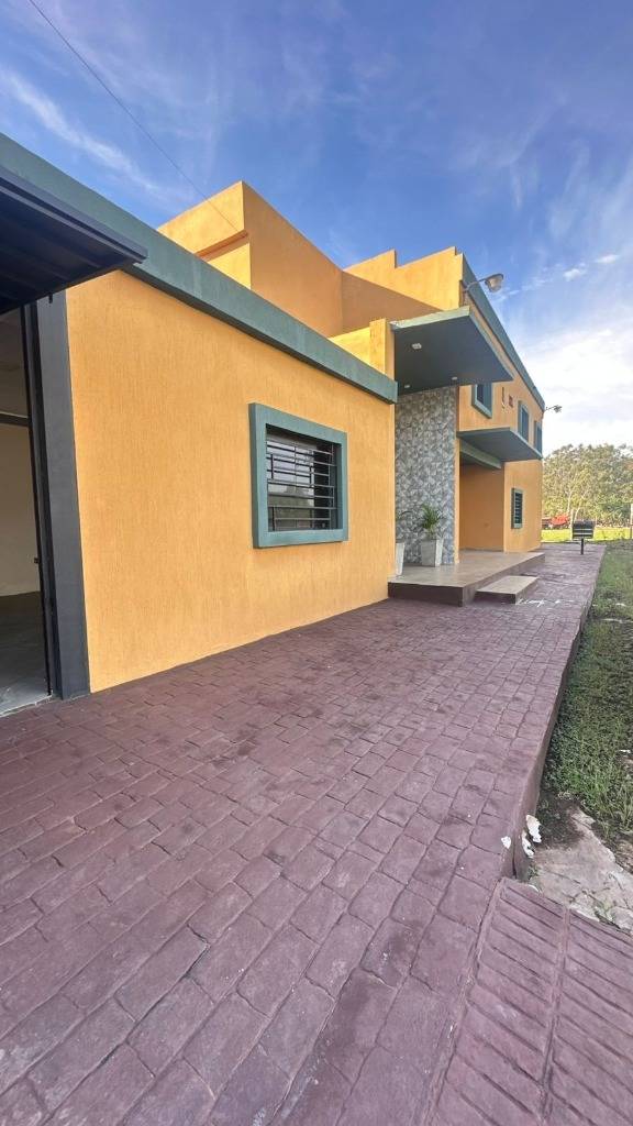 Alquiler ! Casa moderna con 4 suite en barrio cerrado Ytororo Country -Ypané — foto 2