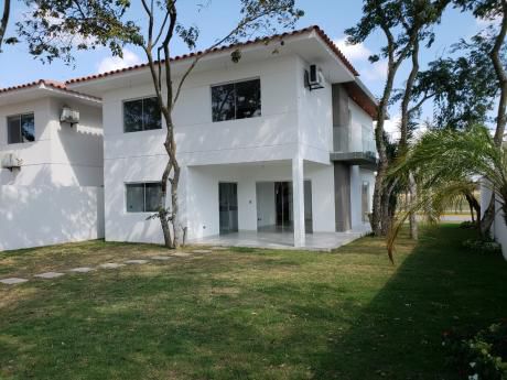 Hermosa Casa En Bosque De La Colina