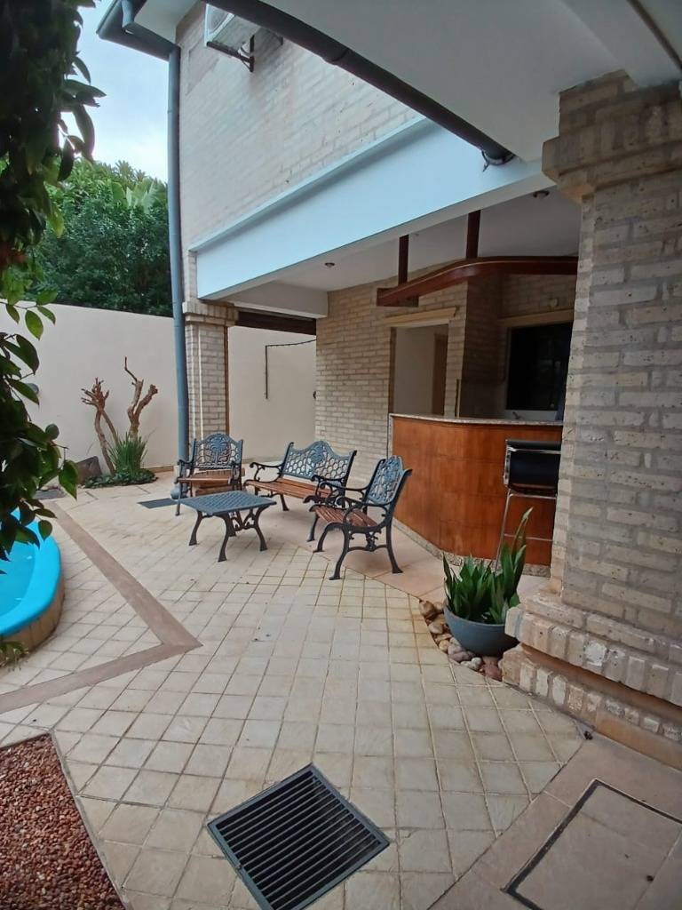 EN ALQUILER HERMOSA CASA AMOBLADA DE TRES DORMITORIOS, EN CONDOMINIO — foto 2