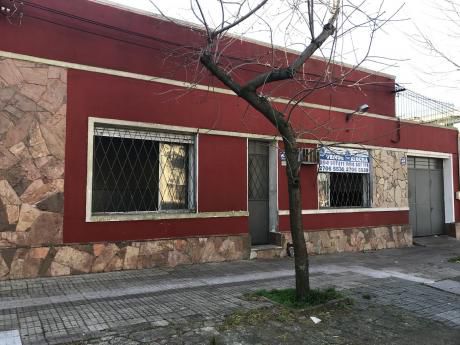 Casa De 2 Dormitorios, 2 Baños, Patio Y Garaje