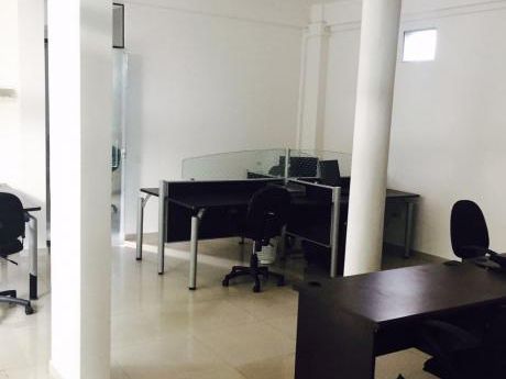 Amplia Oficina Con Showroom En Alquiler
